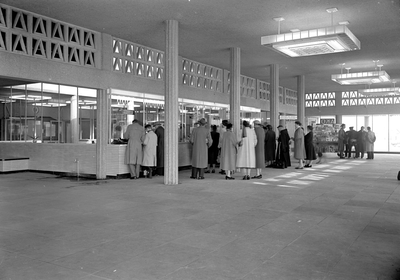 152518 Interieur van het N.S.-station Leiden te Leiden: hal met loketten.